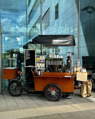 Kaffee Catering mit unserem Kaffeefahrrad auf einem Sommerfest
