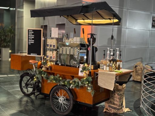 Kaffee Catering mit unserem Kaffeefahrrad auf einer Weihnachtsfeier Indoor

