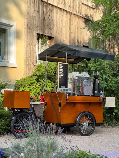 Kaffee Catering mit unserem Kaffeefahrrad auf einem Sommerfest
