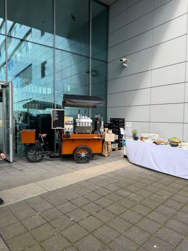Kaffee Catering mit unserem Kaffeefahrrad auf einem Sommerfest
