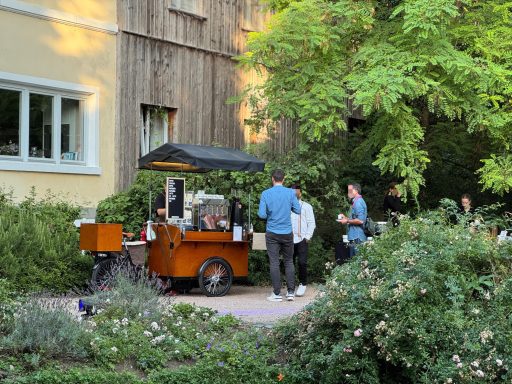 Kaffee Catering mit unserem Kaffeefahrrad auf einem Sommerfest
